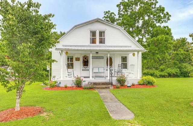 'Grandma's Farm House' on 125 Acres w/Fire Pit!