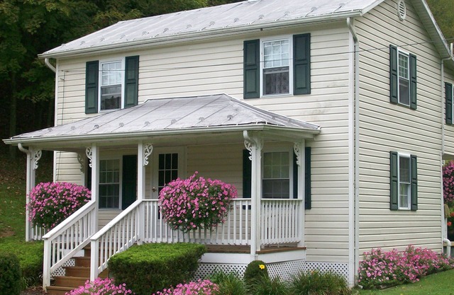 GRANDMAS VACATION HOME ON REEDS CREEK, WV No WiFi or cell service. No hottub!