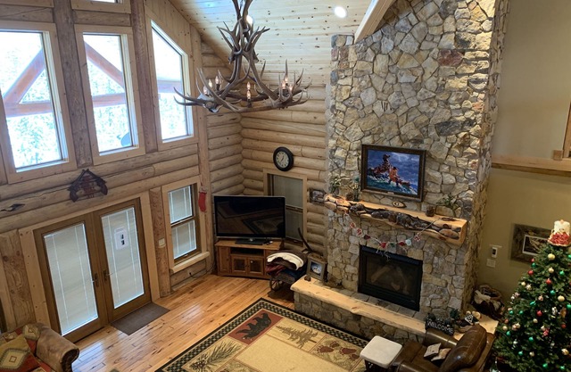 Grandpa's Little Retreat 22 miles to Yellowstone ~ Air Condition ~ Wifi ~ Pool table ~ Fire pit.