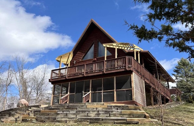 Grandview! Overlooking the Mississippi River with year 'round HOT TUB!