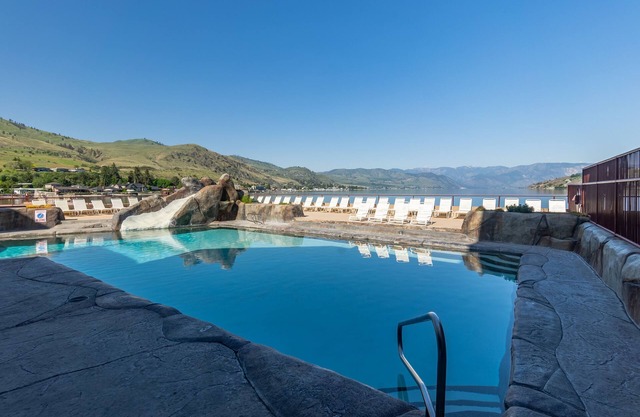 Grandview River View 645! Luxury Waterfront condo, sleeps up to 6!