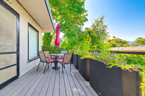 Grants Pass Getaway with Expansive Deck!