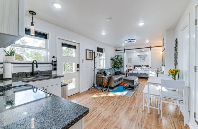 Grants Pass Retreat w/Hot Tub & Mountain Views!