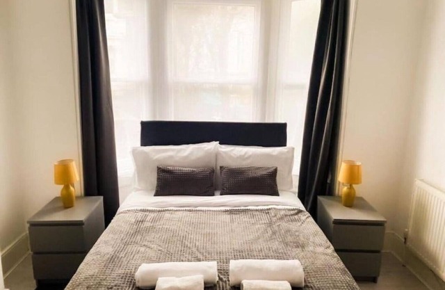 Gravesend 2 Bedroom Spacious Stylish Apartment - Sleeps upto 6 - 2