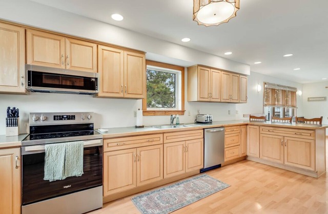 Gray Pearl - Gorgeous Waterfront just a few minutes to the Beach!