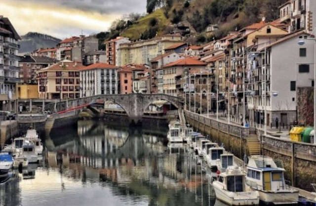 Great accommodation on the coast of the Basque Country, with capacity for 8 to 10 people.