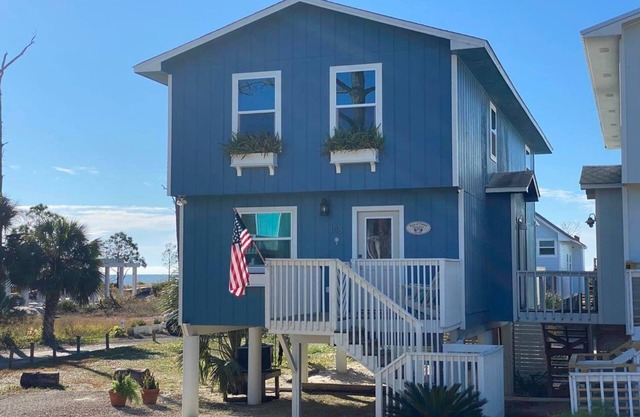 Great Deals for the Fall! Luxury for Less! Steps to Beach! Hot Tub!