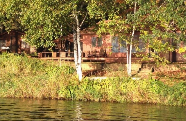 Great fishing & sunset views, lakeside cabins joined by porch. 1 hour from TC