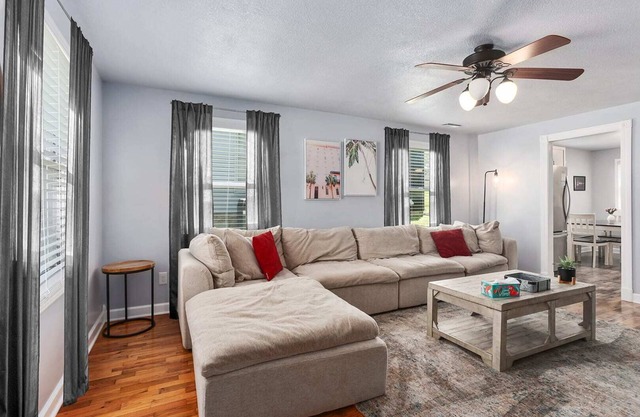 Great for couples Near UCM King Beds