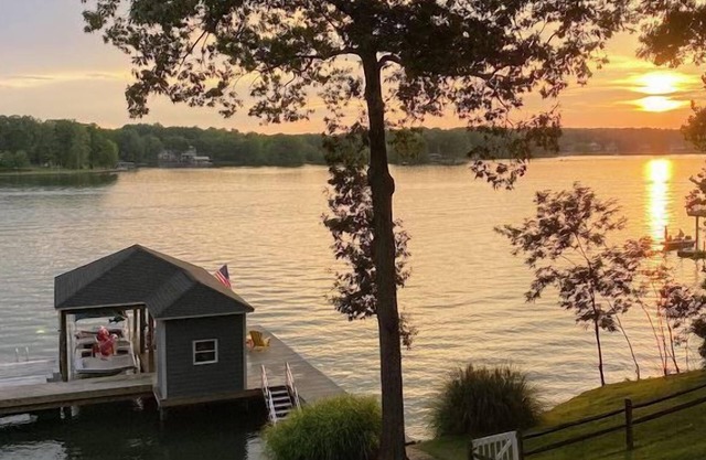 Great Getaway! DOG FRIENDLY + HOT TUB! Come Visit 'Piccolo Nido A Lago'!
