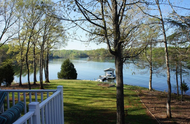 Great Getaway On Picturesque Point. - No stairs to the lake!