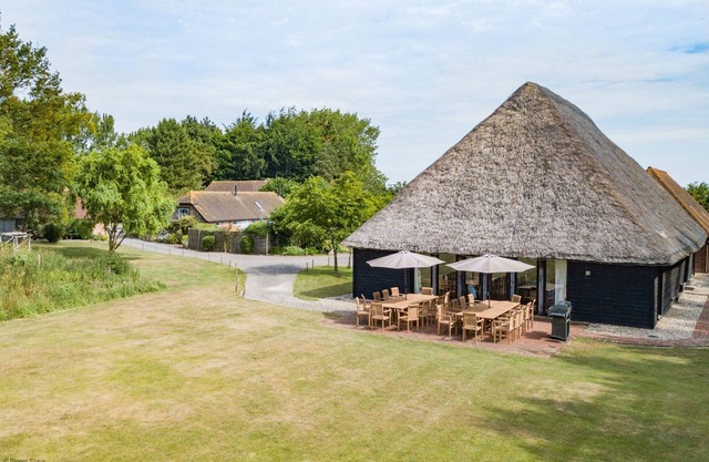 Great Higham Barn Complex by Bloom Stays - sleeps 44 in 13 bedrooms
