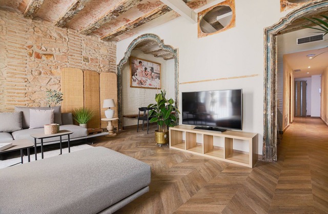 Great historic apartment next to Ramblas. Newly renovated. Daily cleaning!