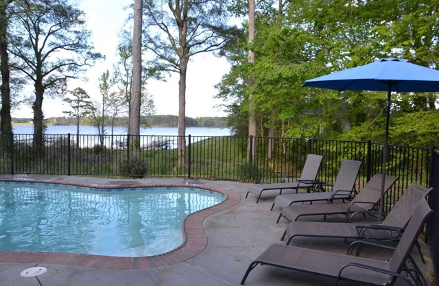 Great home for holidays! Large kitchen, firepit & hot tub, beautiful water views