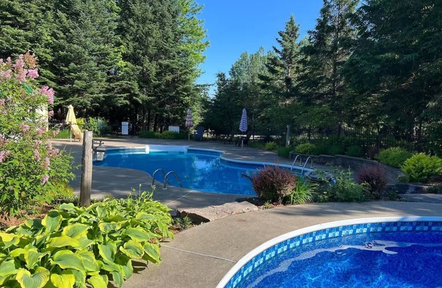 ★Great location! Chalet on The Golf w Pool Table ★
