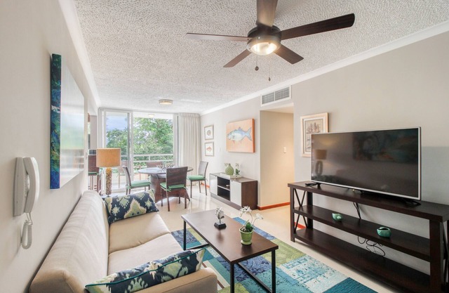 Great location, gated condo in Costa Linda Jacó w/a shared pool & full kitchen
