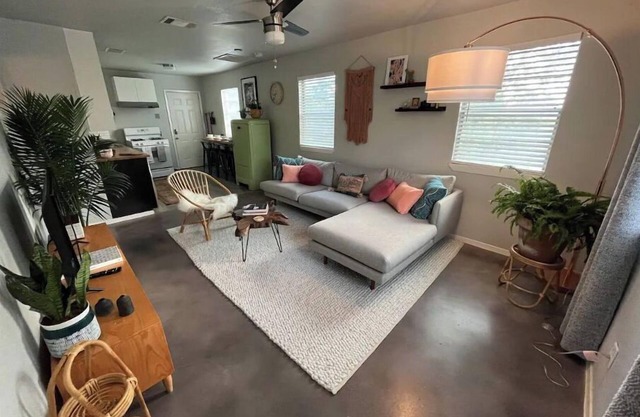 GREAT LOCATION! HIP EAST AUSTIN NEIGHBORHOOD! MINUTES FROM DOWNTOWN!