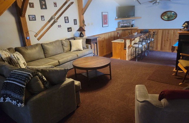 Great Location, Large Hot Tub, Wet Bar, Pool Table, Gas FP