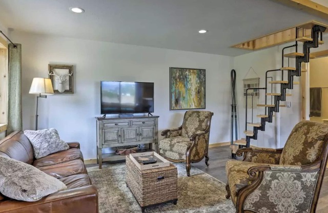 GREAT LOCATION! Ski Breck & Keystone home to lift!