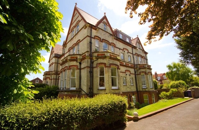 Great location - sleeps up to five guests, just moments from the beach and town