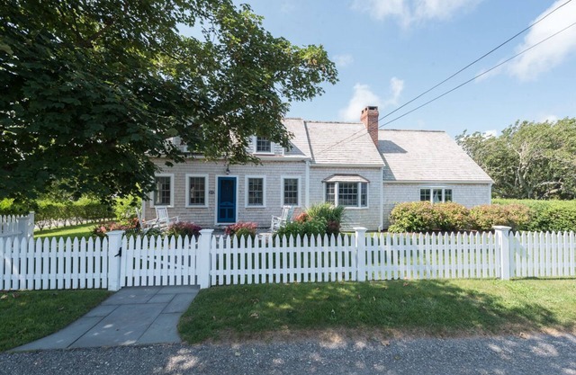 GREAT LOCATION - Water View, Walk to beach & Town!