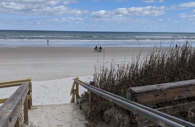 Great Oct Deal - New Smyrna Beach, Steps to the ocean.nClose to all.