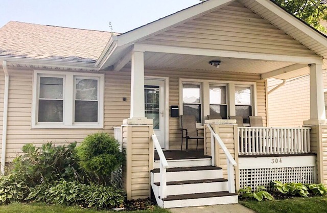 Great rate for adorable beach cottage. Two blocks to sea and sand!