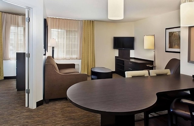 Great Relaxing Overnight Stay! 2 Relaxing units await. Near Billy Bob's Texas