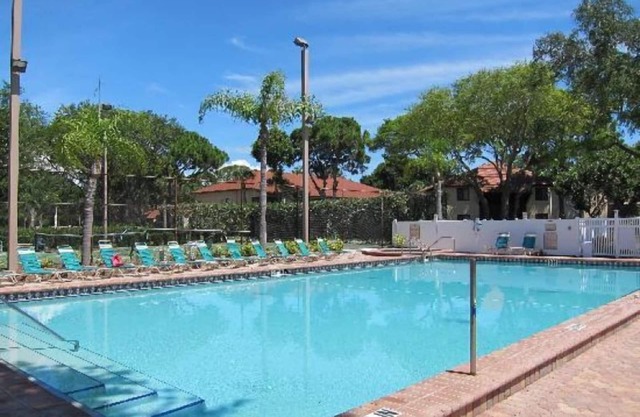 Great Relaxing Overnight Stay! Kitchenette, Free Parking, 2 Tennis Courts