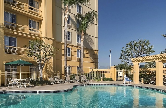Great Relaxing Overnight Stay! Relaxing Unit to Enjoy. Pool Access, Free Parking