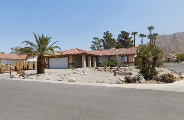 Great Specials Now! Pri POOL! 3 Bedroom, Sleeps 7, Great Location!