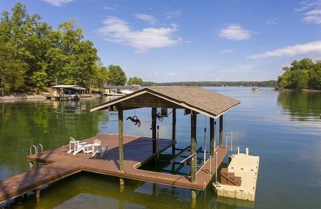 GREAT VIEW OF MITCHELL'S POINT MARINA'S INDEPENDENCE DAY FIREWORKS! 3 Bedrooms, 1 Flex Room, 2½ Bat