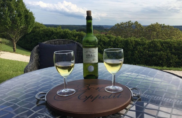 Great views, A/C, heated pool, chefs kitchen. Saturday to Saturday check in/out.