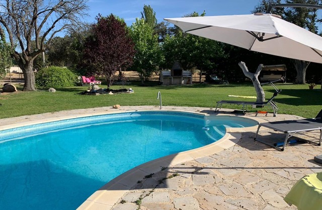 Great villa with pool and large garden in urbanization 15 minutes from Avila
