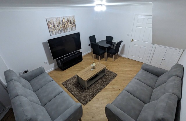 Greatmindz Abode - 3 bedroom townhouse close to airport, NEC, train station