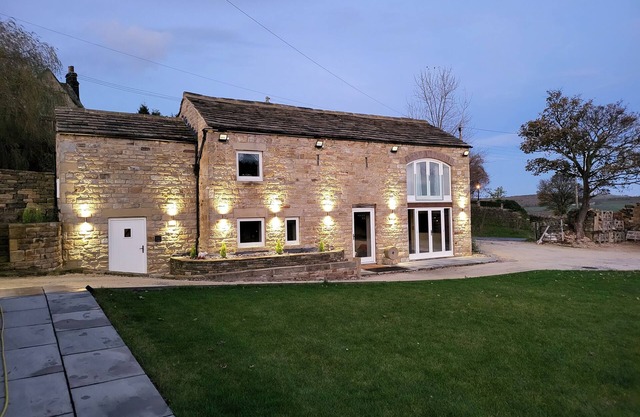 GREEN BARN, pet friendly, character holiday cottage in Oughtibridge