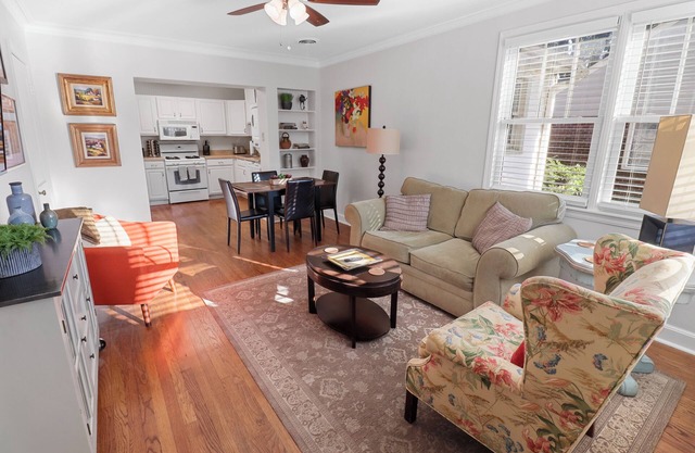 Green Door.:Renovated Cozy Cottage Centrally Located