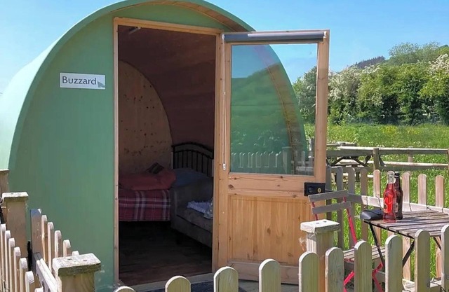 Green Dragon and Kitchen Pod - Sleeps 2 & Parking