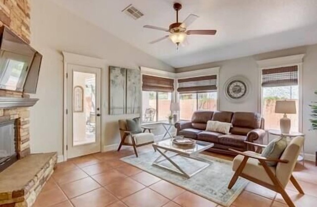 Green Valley Ranch home w/casita-15 min to strip