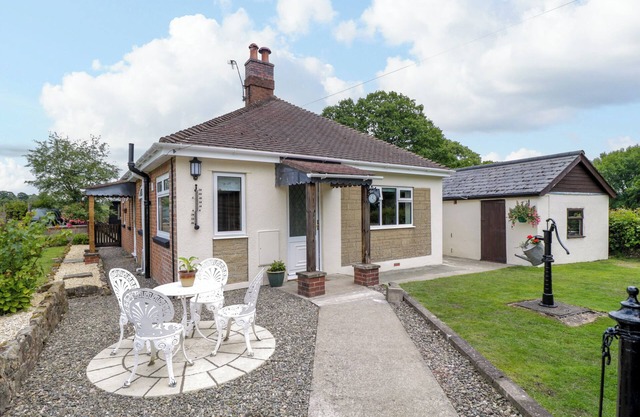 GREENACRES, pet friendly, with open fire in Cleobury Mortimer