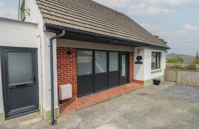 GREENFIELDS, pet friendly, country holiday cottage in St Davids