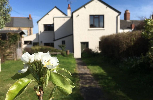GREENGATES, pet friendly, character holiday cottage in Watchet