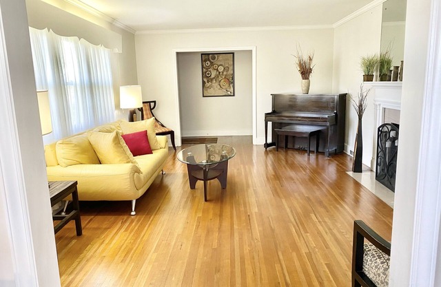 Greenhouse Studios very cozy and minutes from Uptown, Airport, Whitewater Center