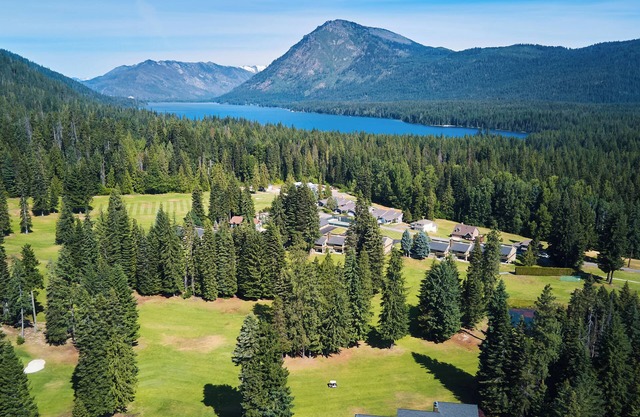 Greenview Condo, C4 -Charming Condo in Kahler Glen – A Lake Wenatchee Retreat!