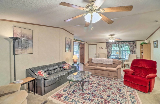 Greers Ferry Getaway w/Deck & Lake Access!