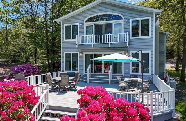 Griffin Lakefront Cottage on Lake Wallenpaupack with Private Dock - sleeps 10