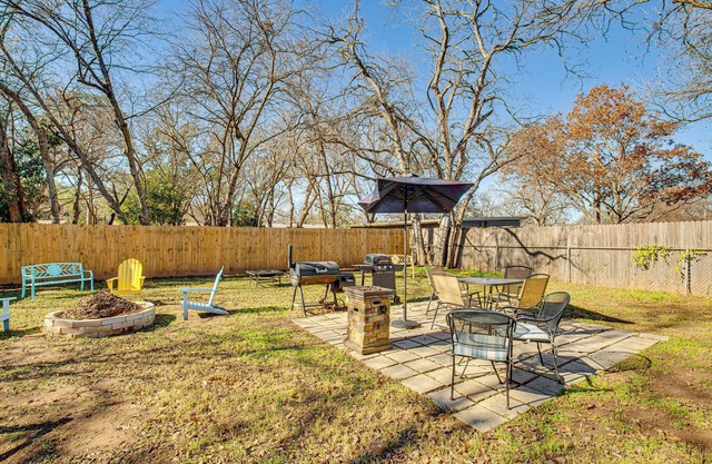 Grills, Fire Pit & Yard: Central Granbury Home!
