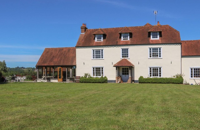 GROOMES COUNTRY HOUSE, pet friendly, with hot tub in Farnham
