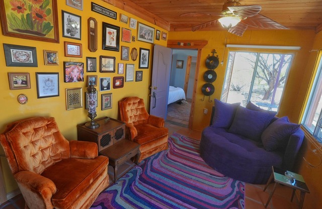 Groovy Desert Getaway w Pool, Fire pit, Stream/Wifi, Vinyl Records, Books, Art.