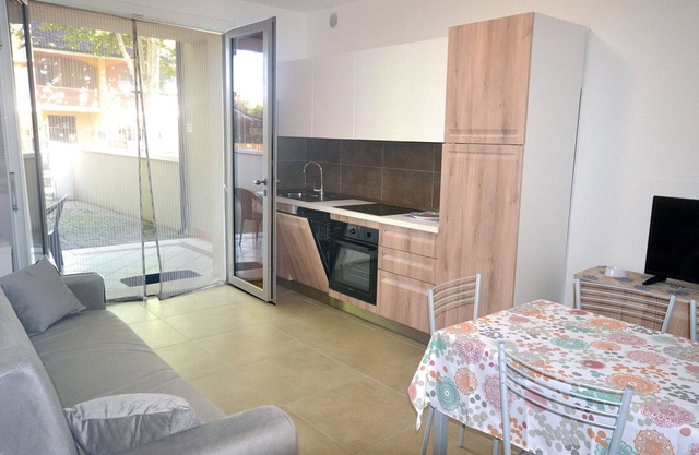 Ground floor detached house with garden and private parking space